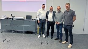 Thorsten Herfort (li.) und Stephan Paschke (2. v. re.) lenken seit Anfang des Jahres zusammen die Geschicke von Wieländer + Schill. Herfort übernimmt das Amt von Manfred Bäurer (2. v. li.). (Bild: Otto - VCG)