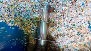 Mit fast 70 Prozent ist die Recyclingquote für Kunststoffverpackungen im Dualen System in 2022 auf einem Rekordhoch angekommen, sagen Verbände und auch das Umweltbundesamt. Doch es gibt auch bedenkliche Entwicklungen, wie die Experten registrieren. Hier mehr dazu ... (Bild: Veolia)