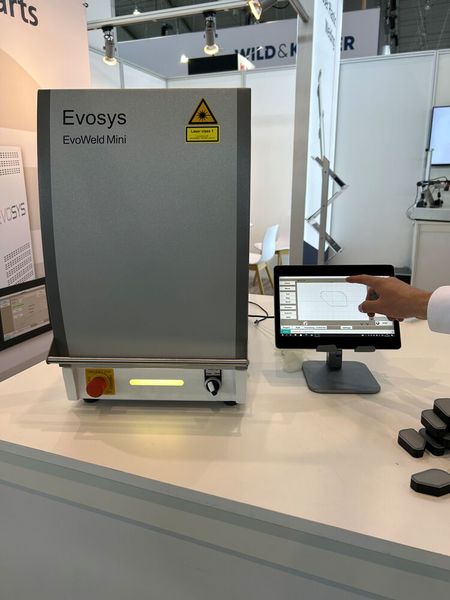 Die Evoweld Mini von Evosys, eine universelle Maschine zum Kunststoffschweißen mit Laser insbesondere für die Bearbeitung von Kleinserien und Prototypen, im geschlossenen... (Bild: Engelke – VCG)