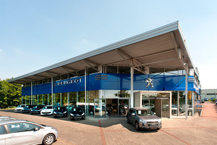 Peugeot-Betrieb am Hauptstandort (2012). (Autohaus Thüllen)