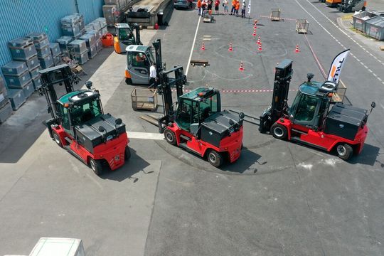 Das Unternehmen VDM Metals hat für den Standort Unna eine neue Flotte an Staplern angeschafft. Der Schwerpunkt liegt dabei auf Elektrostaplern. Kalmar durfte acht E-Stapler liefern, die jetzt das umweltschonende Handling tonnenschwerer Metallblöcke garantieren. Das Unternehmen VDM Metals hat für den Standort Unna eine neue Flotte an Staplern angeschafft. Der Schwerpunkt liegt dabei auf Elektrostaplern. Kalmar durfte acht E-Stapler liefern, die jetzt das umweltschonende Handling tonnenschwerer Metallblöcke garantieren.