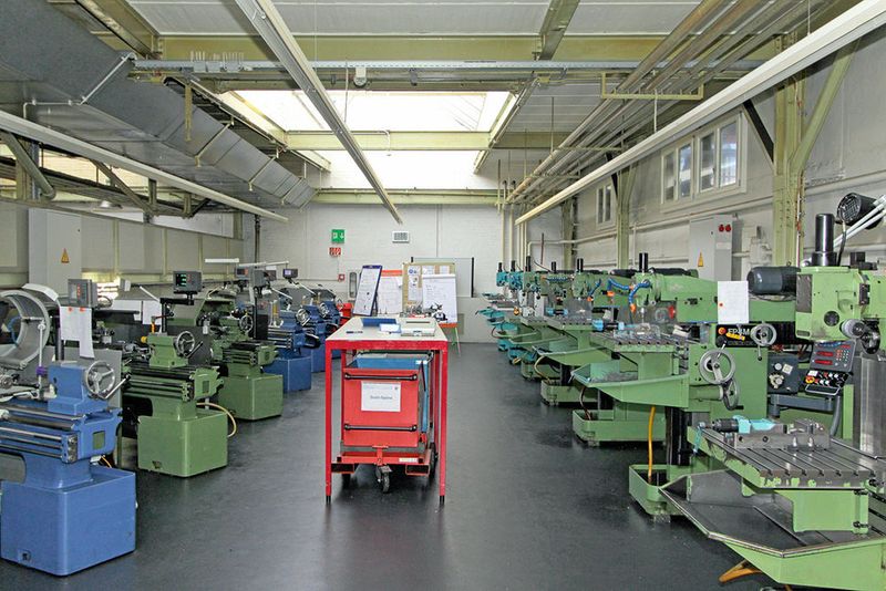 Die Azw-Ausbildungswerkstatt mit den konventionellen Werkzeugmaschinen. (Siemens AG)