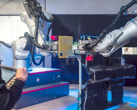 Das Roboter-Duo aus James und Maid übernimmt am IKT in Stuttgart die berührungslose Prüfung von faserverstärkten Kunststoffteilen (Composites) per Luftultraschall. So wird ganz sicher deutlich, wie schlimm es um ein Bauteil im Schadensfall wirklich steht. Das Roboter-Duo aus James und Maid übernimmt am IKT in Stuttgart die berührungslose Prüfung von faserverstärkten Kunststoffteilen (Composites) per Luftultraschall. So wird ganz sicher deutlich, wie schlimm es um ein Bauteil im Schadensfall wirklich steht.