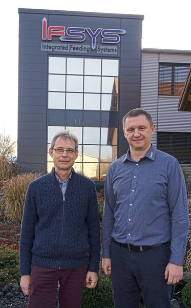 Softwareentwickler Gernot Merklein und Konstruktionsleiter Alexej Fischer vor dem Firmengebäude in Großbardorf. (DPS Software)