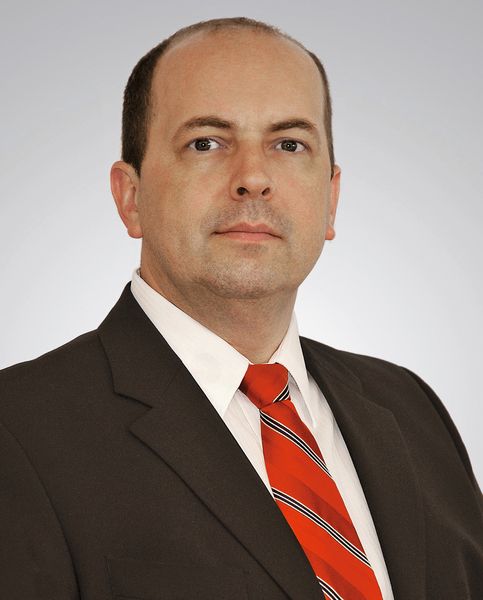 Igor Mikulina, Geschäftsführer der Microstep Europa GmbH: «Unsere Kunden produzieren immer variantenreicher. Daher müssen unsere Schneidanlagen verschiedenste Technologien vollautomatisch kombinieren: Schneiden, Anarbeiten, Bohren, Senken, Gewinden, Markieren und Körnen. Und das bei Blechen, Rohren, Profilen und Behälterböden.» (Bild: Microstep)