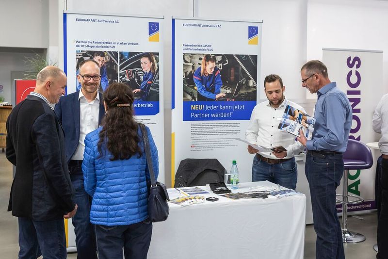 Die Eurogarant Auto Service AG versteht sich als Komplettdienstleister: vom Schadenmanagement über das Fahrzeugleasing bis hin zum zentralen Einkauf von Originalersatzteilen. Ihren Partnerbetrieben verspricht sie Sonderkonditionen beim Einkauf von OE-Teilen und Werkstattausrüstungen.      (Stefan Bausewein)