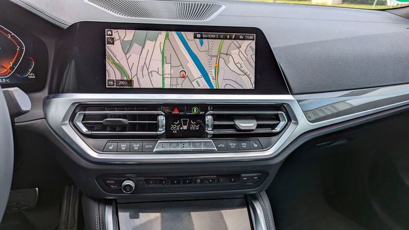 Dafür lässt sich der 4er mit seinen zahlreichen Tasten sehr intuitiv und ablenkungsarm bedienen. (Bild: Rosenow – »kfz-betrieb«)