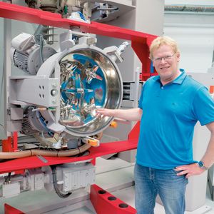 » Während eine Charge nach dem Mischen weiterverarbeitet wird, kann der Mischer bereits eine neue Charge verarbeiten. « Wolfgang Rühberg, Mixaco(Bilder:  SEW)