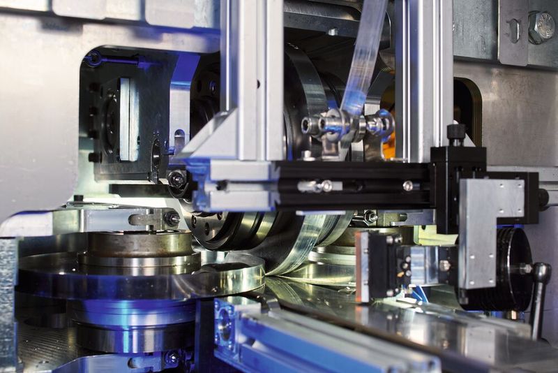 Sandwich-Metallstrukturen lassen sich im Rolle-zu-Rolle-Verfahren produzieren. Dadurch eröffnen sich neue Leichtbauperspektiven. (Bild: Jürgen Jeibmann / Fraunhofer IWS Dresden)