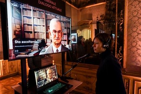 (Dialog mit einem Digital Human (hier Luigi Einaudi) der dank KI zum Leben erweckt wurde und sein Wissen teilen kann. (Bild: Reply))