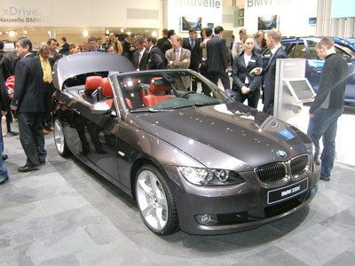 Der Münchner Autobauer hat seinem neuen 3er Cabrio ein Stahldach verpasst, das die Aufmerksamkeit vieler Messebesucher auf sich zog.  (Archiv: Vogel Business Media)