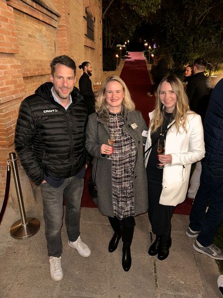 Sebastian Kamm (sld mediatec) mit Nicole Biglands und Lisa Kade (Samsung) (Bild: Vogel IT-Medien )