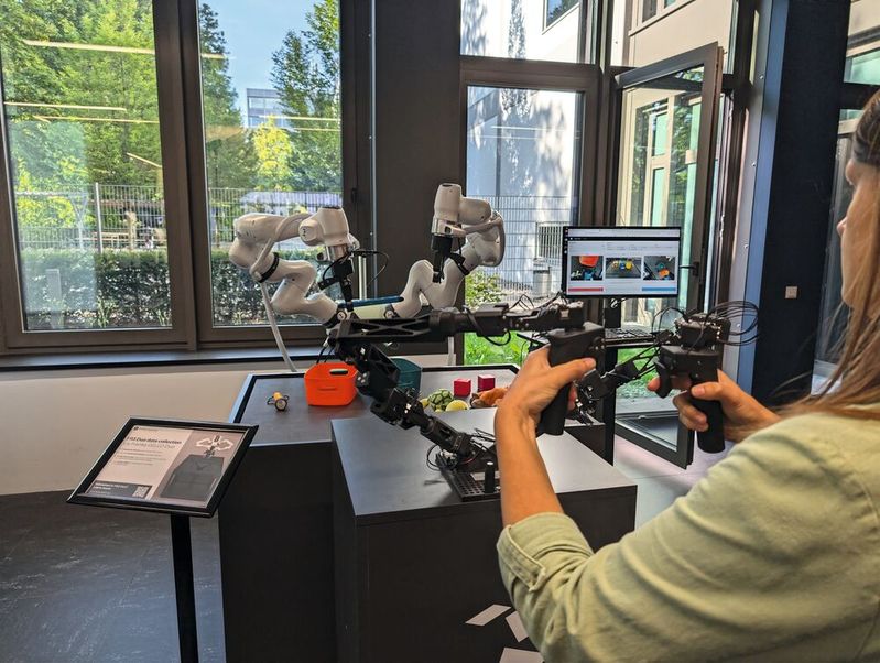 Zwei Cobots und eine mittige 3D-Kamera: Ist das schon ein Humanoid?(Bild:  mc/VCG)