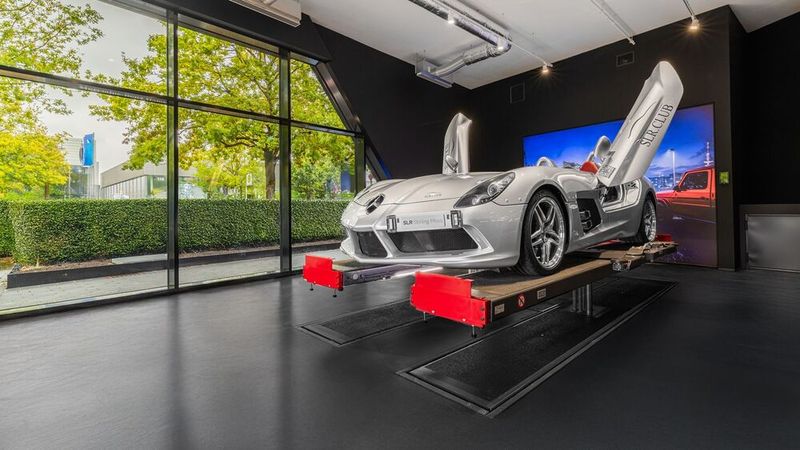 Eyecatcher gibt es im Brand-Center jede Menge. Eines davon ist die gläserne Dialogannahme. (Bild: Mercedes-Benz AG)