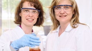 Dana Kralisch und Nadine Heßler (v.l.n.r.) haben das Unternehmen Jenacell 2012 gegründet. (Bild: Evonik/Jenacel)