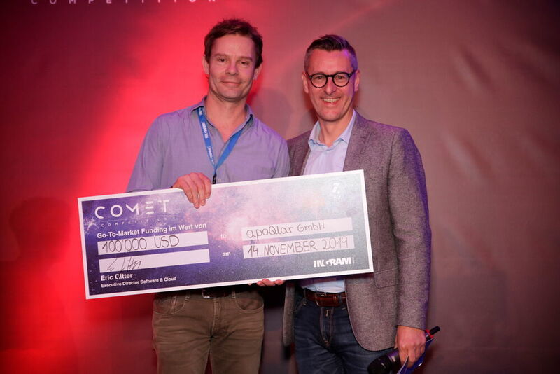 Der Hauptgewinner der Comet Competition ist ApoQlar. CEO Sirko Pelzl nimmt den Gutschein entgegen. (Ingram Micro)