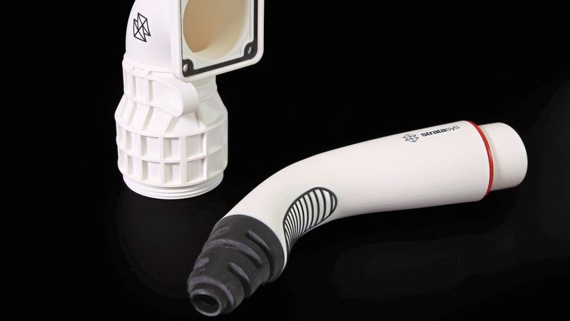 Stratasys hat mit Poly-Jet Tough-One White ein neues Material für seine Poly-Jet-Drucker eingeführt. Das Material zeichnet sich durch eine verbesserte Schlagfestigkeit und Flexibilität aus, die bohr-, fräs- und selbstschneidende Eigenschaften ermöglicht.(Bild:  Stratasys)