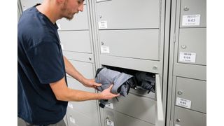 Stets sauber und mangelfrei: Nutzer von DBL-Berufsbekleidung können instandzusetzende Stellen an Kleidungsstücken selbst per App markieren. (Bild: Matthias Merz)