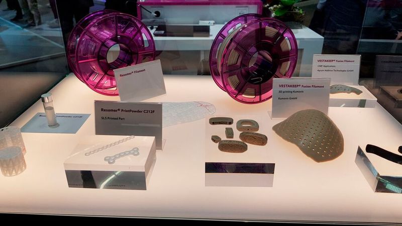 Evonik zeigte seine jüngst vorgestellten Filamente und Pulver für den Medizinbereich: das resorbierbare Pulver C212F zum Lasersintern und das PEEK-Filament Vestakeep für Implantate. (Bild: D.Quitter / VCG)