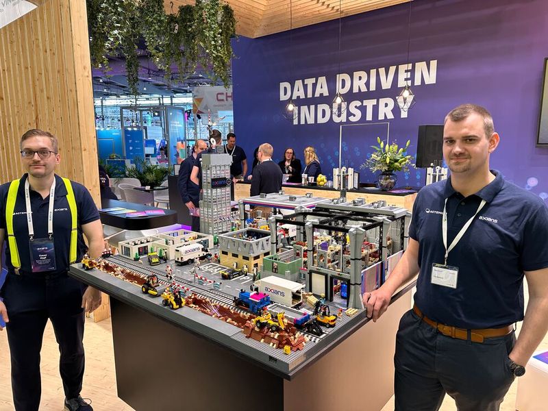 Haben Timmi Hopf (l.) und Tim Buresch (Axians) die Lego-Infrastruktur aufgebaut? (Bild: Vogel IT-Medien)