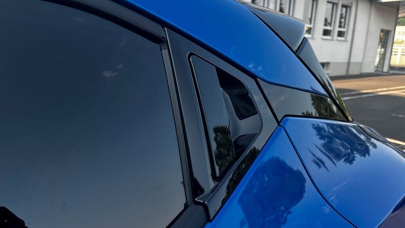 9. Die Türgriffe: Die Griffe der hinteren Türen sind sehr weit oben angeordnet und noch dazu senkrecht. Kleinere Passagiere kommen hier schlecht ran und können auch nur schwer genug Hebelwirkung aufbieten, um die Tür zu öffnen. Vorn dagegen setzt Nissan lobenswerterweise auf solide Bügeltürgriffe (Bild: Simon – VCG)