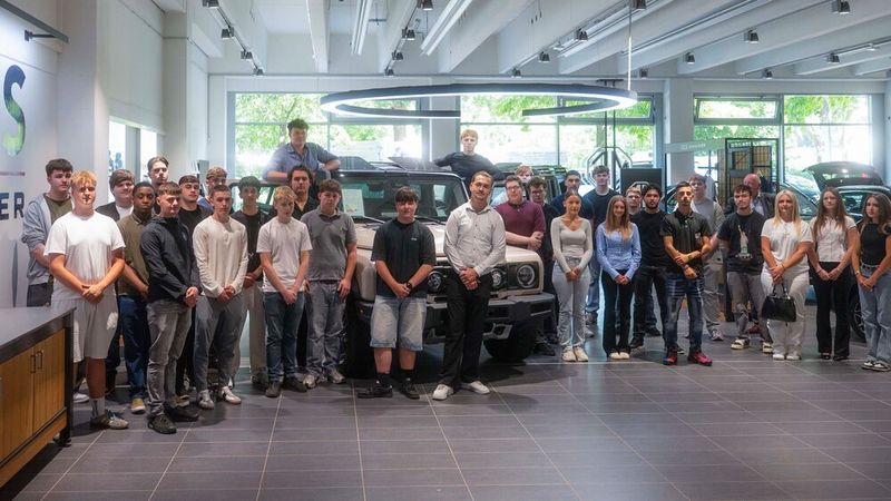 Zum 1. August haben 36 Berufseinsteiger ihre Ausbildung bei der Hamburger Krüll-Gruppe begonnen, davon 16 in kaufmännischen und 20 in gewerblichen Bereichen. Das Ausbildungsspektrum erstreckt sich von Automobil- und Bürokaufleuten über Kfz-Mechatroniker, Fahrzeuglackierer und Karosseriebauer bis hin zu Fachkräften für Lagerlogistik. Das Familienunternehmen ist aktuell in drei Bundesländern mit acht Autohäusern in Hamburg-Altona, Bahrenfeld, Harburg, Bergedorf, Sasel, Lüneburg und Rostock vertreten.   (Bild: Krüll-Gruppe)