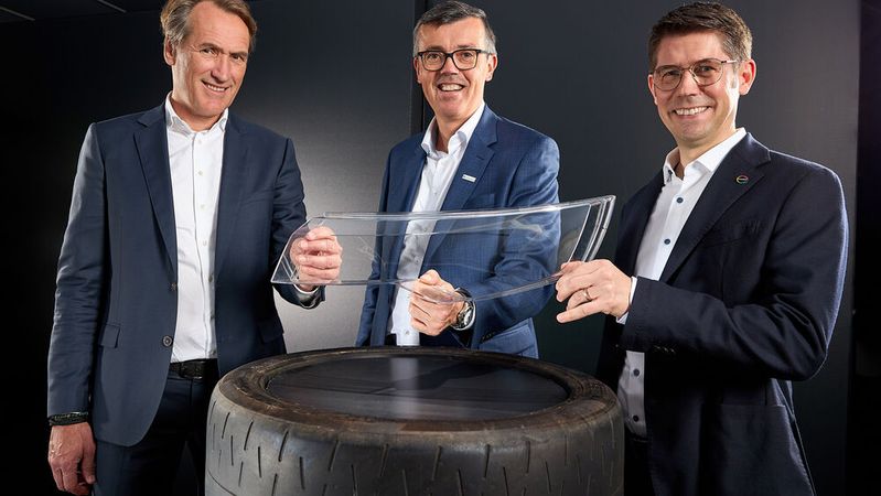 Starke Partnerschaft für die Kreislaufwirtschaft (von links nach rechts): Jeroen Verhoeven (Neste), Thomas Van De Velde (Borealis), Guido Naberfeld (Covestro) wollen aus Altreifen neue Autoteile herstellen. (Bild:  Covestro)