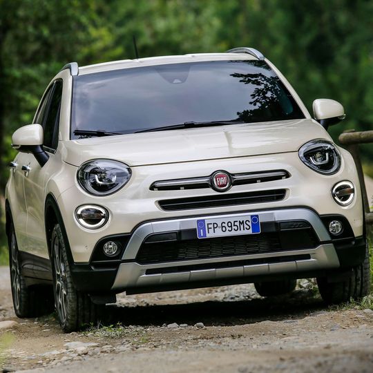 Äußerlich unterscheidet sich der geliftete Fiat 500X kaum vom Vorgänger. Dafür gibt es zwei neue Motoren. (Bild:  Fiat)