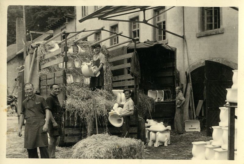 Bis vor längerer Zeit erfogten sämtliche Ein- und Auslagerungsprozesse bei Duravit – von der Lkw- Be- und Entladung über das Ein- und Ausbringen der meist unpalettierten Ware in die Lagerbereiche bis zu den Buchungsvorgängen rein manuell.  Bilder: Duravit (Archiv: Vogel Business Media)