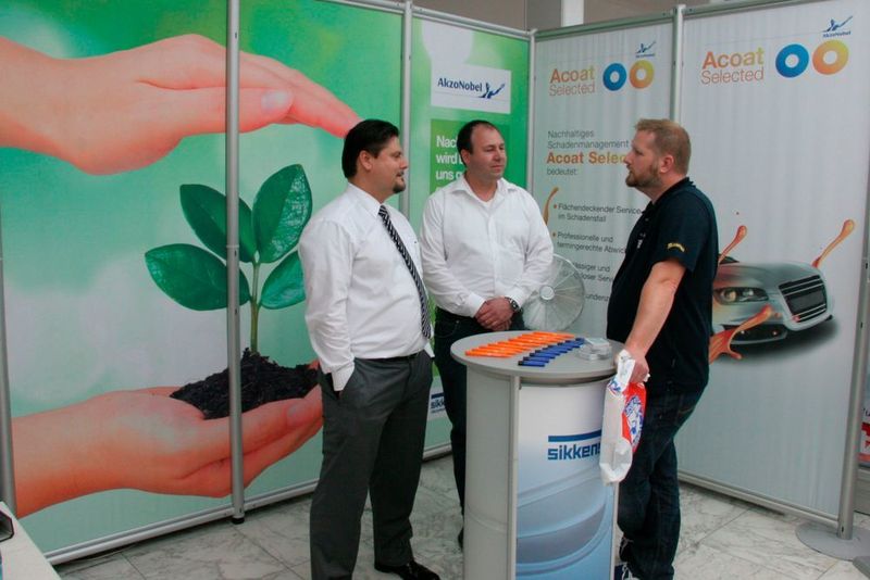 Netzwerken war am Stand von Acoat Selected, dem Werkstattsystem von Sikkens, angesagt. (Klasing)