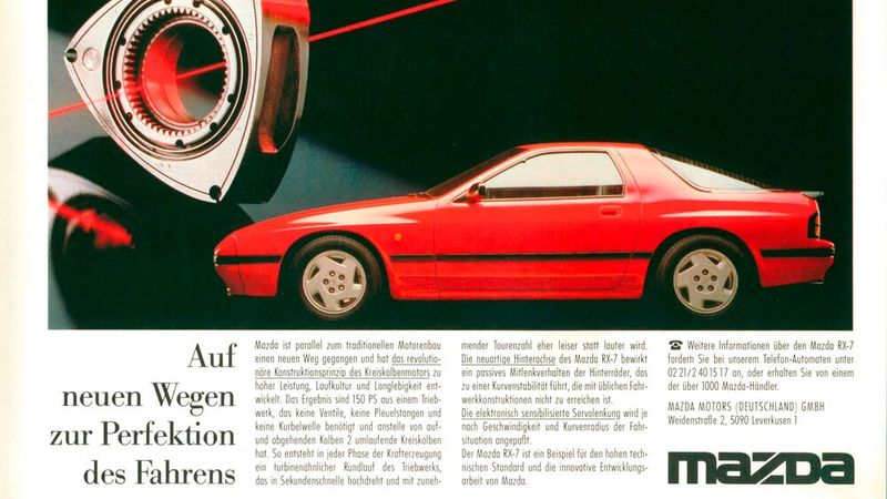 Faszination Wankel: Die Werbung für den Mazda RX-7 versuchte von den Vorzügen des Kreiskolbenmotors zu überzeugen. Mit dem kompakten und leichten 2-Scheiben-Wankelmotor, der hinter der Vorderachse eingebaut ist, erreichte man eine sehr gute Gewichtsverteilung und somit ein hervorragendes Handling. Die Straßenlage des RX-7FC konnte sich mit allen Sportwagen der damaligen Zeit messen. Das Fahrwerk hatte damals schon leichte Leichtmetall-Querlenker und die Bremse Vierkolben-Bremssättel, die für gute Verzögerungswerte sorgten. (Bild: Mazda)