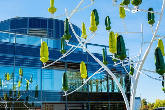 Entlang der Zufahrt zu Phoenix Contact in Blomberg ist auf rund 7.600 m² ein frei zugänglicher Park, der das Zukunftsbild der All Electric Society für alle erlebbar macht, entstanden.(Bild:  Phoenix Contact)