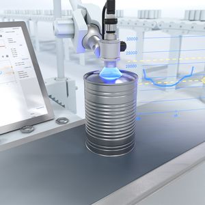 IO-Link erleichtert auch Anwendungen wie die Qualitätskontrolle. Über die digitale Schnittstelle kann nicht nur der reine Messwert ausgelesen werden, sondern zusätzlich ein einfach zu bewertendes Schaltfenster eingelernt oder parametriert werden. In diesem Beispiel misst ein Baumer Induktivsensor, ob der Deckel flach oder ausgebeult ist. Ein ausgebeulter Deckel deutet auf verdorbenen Inhalt hin.  (Bild: Baumer)