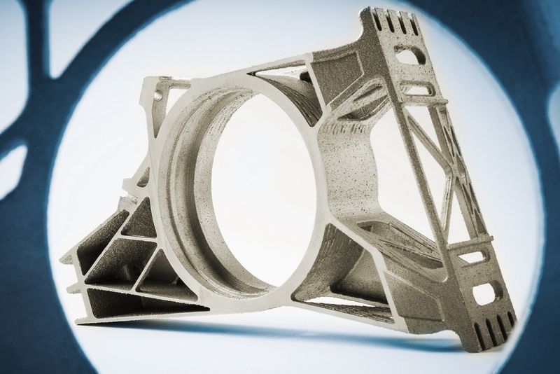 Selbst extrem komplexe Formen, wie sie etwa für gewichtsoptimierte Bauteile erforderlich sind, lassen sich mit additiven Verfahren herstellen. Hier ein per Selective Laser Melting hergestellter Achsschenkel. (Bild: Fraunhofer ILT, Aachen/Volker Lannert)