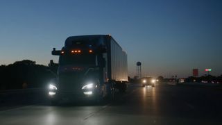 Aurora hat kommerzielle Nachtfahrten mit autonomen Trucks aufgenommen. (Bild: Aurora Innovation / Screenshot youtube.com)