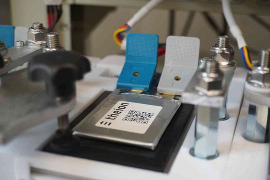 Ein zentraler Baustein neuer Energiespeichersysteme ist die gezielte Nutzung stabiler Schwefelkristallstrukturen. Ergänzt wird dieser Ansatz durch angepasste Elektrolytsysteme.(Bild:  theion)