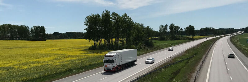 Wenn Fahrzeuge während der Fahrt dynamisch aufgeladen werden können, kann die Grösse des Akkus reduziert werden und trotzdem allen Anforderungen des Verkehrs gerecht werden. In Schweden wird die erste elektrische Strasse ein 21 km langer Abschnitt zwischen Örebro und Hallsberg sein. 