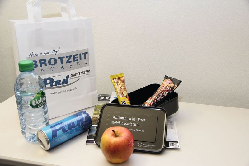 Eine wirklich nette Geste: Jeder Service-Kunde bekommt bei der Abholung seines Fahrzeugs eine Brotzeittüte überreicht. (Paul)