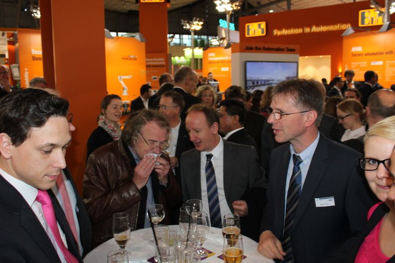 Am Dienstagabend wurde bei der Vogel Business Media am Messe-Stand in Halle 9 traditionell auf eine erfolgreiche Hannover Messe 2014 angestoßen. Gute Gespräche und Live-Musik von der Band „Famos“ sorgten bei den zahlreichen Standpartygästen für eine ausgelassene Stimmung. (Siegl/Vogel Business Media)