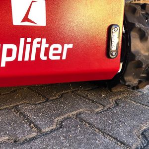 ... weil der Uplifter UPM1225 Steigungen bis 45 ° meistern kann. In Kombination mit einem Treppensteigsystem kann er auch Stufen nehmen, wie es heißt.(Bild:  Uplifter)