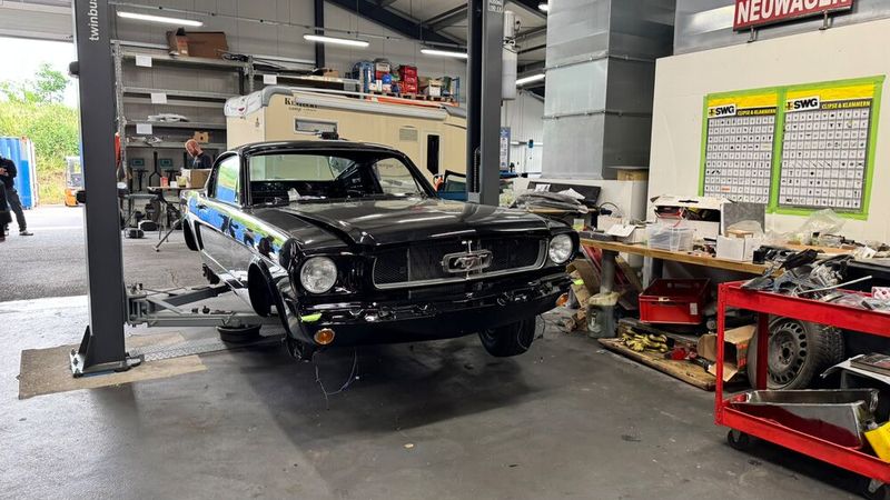 Ein überaus beliebtes Pferd im Stall so manchen Oldtimerfans, der sich für US-Cars begeistern kann, ist der Ford Mustang der 1. Generation. Er wurde von 1964 bis 1973 gebaut, wobei gerade die frühen Exemplare in der Gunst der Käufer stehen. Da die Benennung „Mustang“ für die Unternehmen Krupp und Kreidler markenrechtlich geschützt war, wurde der Mustang bis 1979 in Deutschland emotionslos als „T5“ vertrieben. Er war einer der Schöpfer der nach ihm benannte Klasse der Pony Cars.  (Bild: Schreiner – VCG)