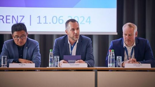 von links nach rechts: Hui Zhang, Vice President NIO Europe / Florian Langlotz, Head of Automotive und Partner der Drees & Sommer SE / Lukas Lindner, Manager Systems Engineering Enterprise & Global – Germany, Fortinet.(Bild:  Drees & Sommer SE)