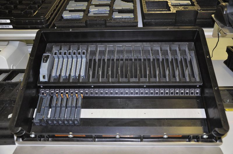 Auftragsspezifisch werden die einzelnen Bauteile im so genannten Piratenschiff (Bildmitte unten) zusammengestellt. (Cognex)