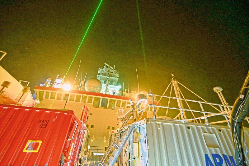 Die Atmosphärenmessgeräte inkl. Lidar-Container des Tropos während der Polarnacht in der Arktis (Bild: Hannes Griesche, Tropos)