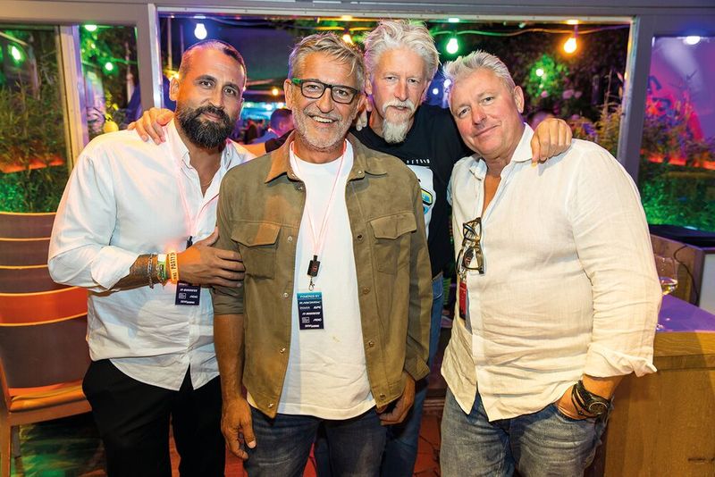 Haben (v. l.) Oktay Cayiroglu (Norton), Dieter Rahe (APC) und Alex Fürst (Isegrim) Marc Riemen inkl. Bart (Rieberg) erkannt? Danke Marc und dem DC Club für die super Organisation  (Bild: Stefan Paulus)