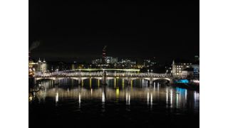 Vor den elektrsichen Modellen, wie auf der Wettsteinbrücke, erleuchteten Öl- und später Gaslaternen die Stadt. (IWB)