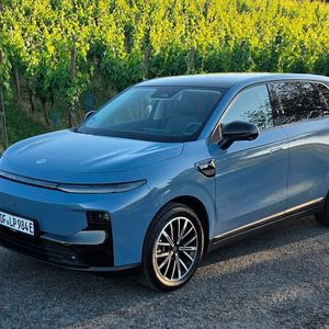 1. Das Design: Ein Hauch Range Rover, ein Hauch Porsche Cayenne der ersten Generation, eine Portion Nio: Das Design des Leapmotor B10 hat Anleihen von Premiummarken und ist aus allen Blickwinkeln durchaus gefällig. Dazu tragen vor allem die schmalen Lichtleisten bei. Lediglich die Räder wirken etwas zu klein für ein SUV. (Bild:  Mauritz – VCG)
