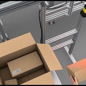 Der Einsatz eines Sytems zum Präsentationsscannen mit überkopfmontierten stationären Barcode-Lesegeräten wie dem Cognex-Dataman-470 hilft bei der Fehlervermeidung und lässt den Mitarbeitern beide Hände frei.(Bild:  Cognex)