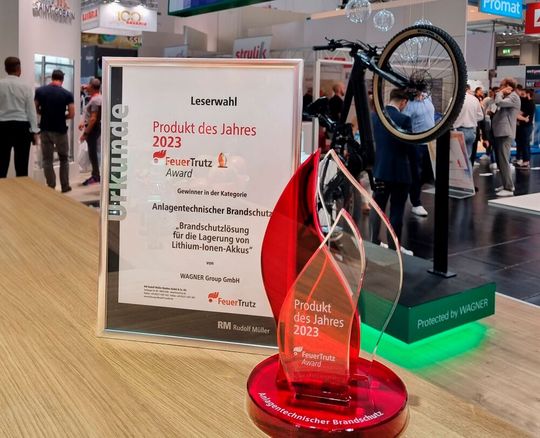 Wagner hat im Bereich anlagentechnischer Brandschutz den Feuertrutz-Award für das Produkt des Jahres 2023 erhalten. Das Gewinnerprodukt ist eine Brandschutzmöglichkeit für ein Lager, in dem Lithium-Ionen-Akkus aufbewahrt werden können.(Bild:  Wanger Group)