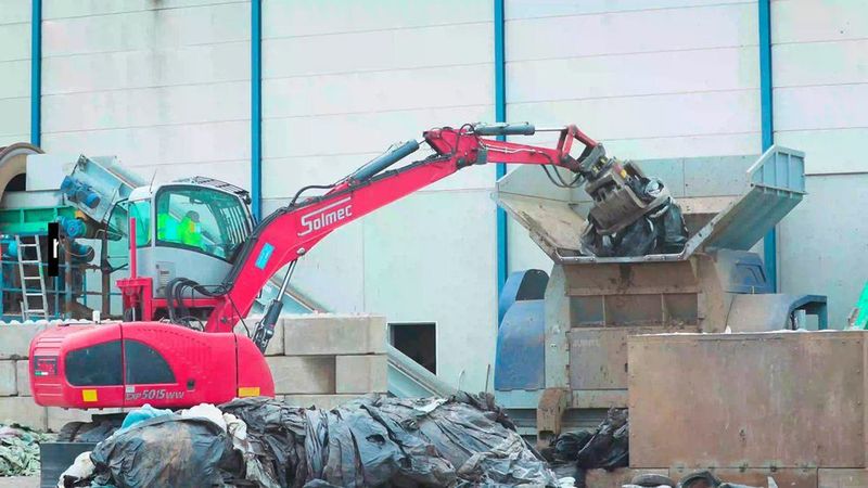 Ein Lindner Jupiter 2200, der hier per Bagger beladen wird, ist für die Zerkleinerung von Agrarfolien bei Daly Plastics im Einsatz. Er zeichne sich durch den perfekten Schnitt und seine Robustheit gegenüber im Kunststoff befindlichen Störstoffen aus.  (Lindner)